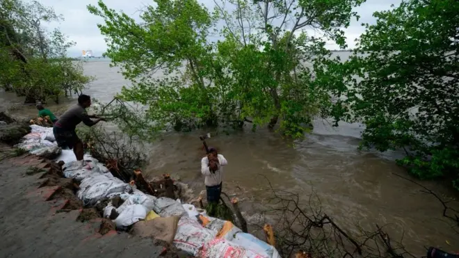အမ်ဖန် မုန်တိုင်း ဒီရေတွေက နှစ်ထပ်အိမ် အမြင့်လောက် ရှိလိမ့်မယ်လို့ ခန့်မှန့်ထား