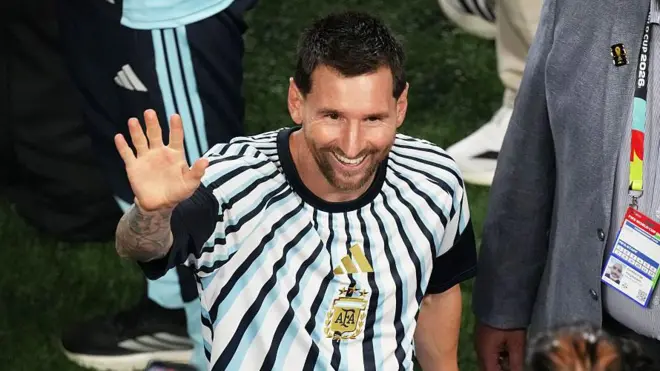 Lionel Messi tras anotar su tercer gol durante el partido entre Argentina y Argelia en Kansas City, Estados Unidos, el 16 de junio de 2026. 