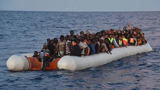 Un bateau de migrants secourus en 2016 aux larges de la mer méditerranée