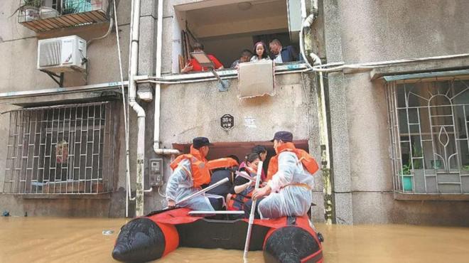 امدادگران ساکنان سرگردان در شائوگوان در منطقه گوانگدونگ را تخلیه می‌کنند