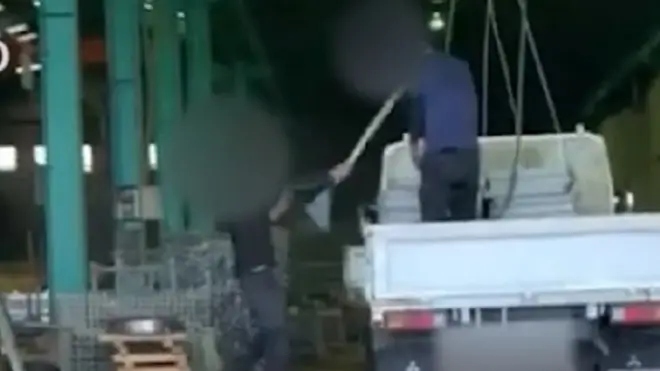 Clip ghi lại hình ảnh đồng nghiệp Nhật cầm cán chổi quật vào người và đầu người công nhân Việt Nam.