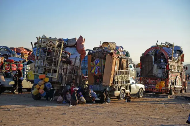 د ملګرو ملتونو د معلوماتو له مخې په پاکستان کې نژدې دوه اعشاریه دوه ميليونه اسناد لرونکي افغان کډوال مېشت دي. ارشیف تصویر