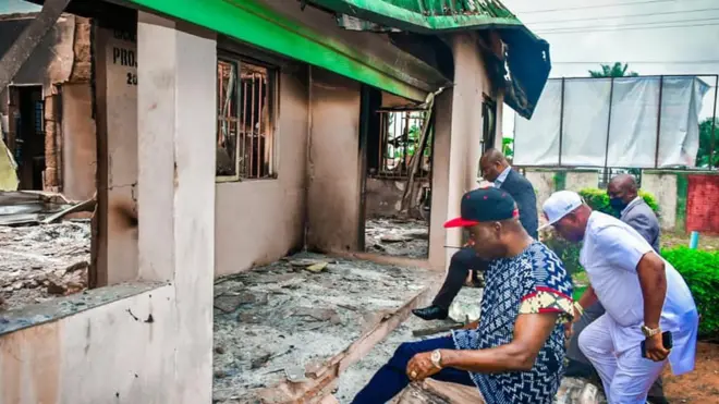 Foto of Prof Charles Soludo wen e visit Ukpor afta di attack of Nnewi South LGA