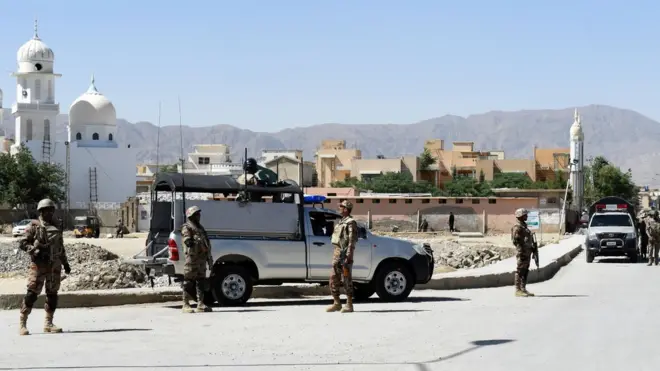 پاکستاني سرتېري هغه سیمه کې لیدل کېږي، چې دوه چینایان په کې تښتول شوي