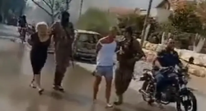 इसराइल के किबुट्ज़ बीरी में हमास चरमपंथियों के कब्जे में इसराइली बंधक.