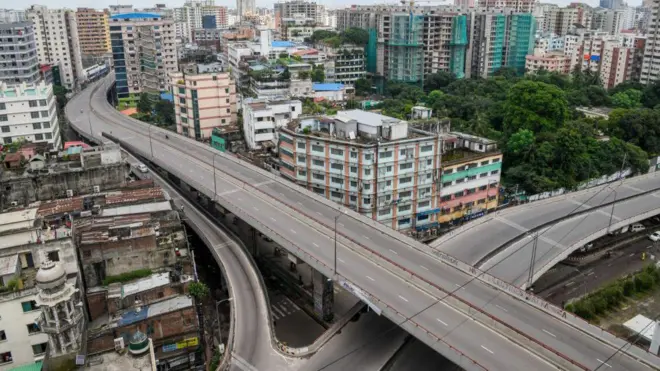 ঢাকায় গত এক দশকে অনেকগুলো ফ্লাইওভার তৈরি করা হয়েছে। 