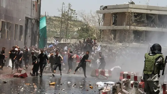 لاریونوال پر امنیتي ځواکونو د ډبرو ګوزارونه کوي.