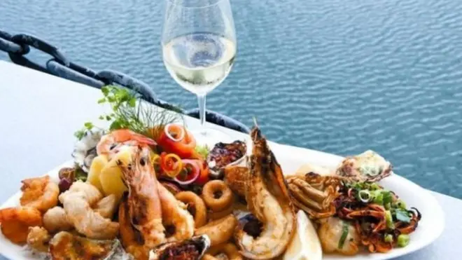 تناول مطرب الراب الأسترالي كمية كبيرة من الماكولات البحرية قبل الفرار تهربا من سداد الفاتورة