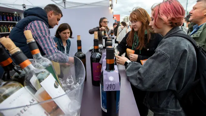 摩爾多瓦首都基希訥烏「國家葡萄酒日」市集上一個葡萄酒攤（2/10/2022）