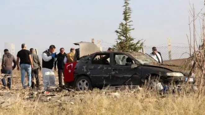 Baarayaasha oo eegaya gaariga qarxay