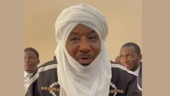Sarkin Kano, Muhammadu Sanusi II, wanda kuma tsohon shugaban Babban Bankin Najeriya ne ya koma makaranta, inda ya fara karatun digiri na farko a fannin shari'a a jami'a mallakin jihar Kano.