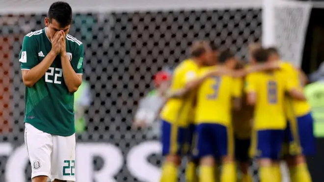 Lozano no puede creer lo que está pasando en el partido.
