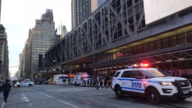 Полиция у автовокзала Порт Аторити