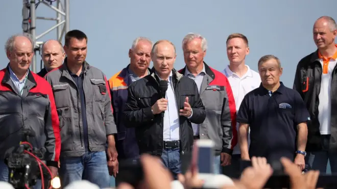 Проехав по мосту на "Камазе", Путин выступил перед строителями