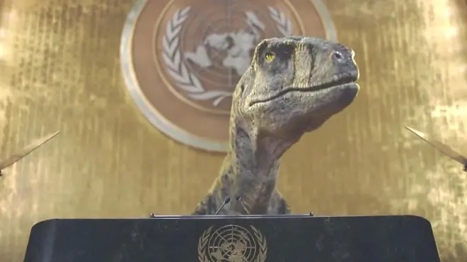 ديناصور يقتحم مقر الأمم المتحدة ويحذر من الانقراض في إطار حملة للتوعية بشأن تغير المناخ