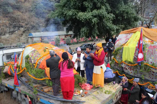 म्याग्दीको बेनी नगरपालिका–९ गलेश्वर मन्दिर परिसरमा बिहीवार बिहान भारतको अयोध्यामा पठाउन लागिएको कालीगण्डकीको शिलाको पूजाआजा गरिँदै म्याग्दीको बेनी नगरपालिका–९ गलेश्वर मन्दिर परिसरमा बिहीवार बिहान भारतको अयोध्यामा पठाउन लागिएको कालीगण्डकीको शिलाको पूजाआजा गरिँदै