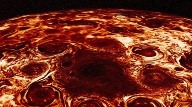 El ciclón central de polo norte de Júpiter está rodeado de otras ocho tormentas.