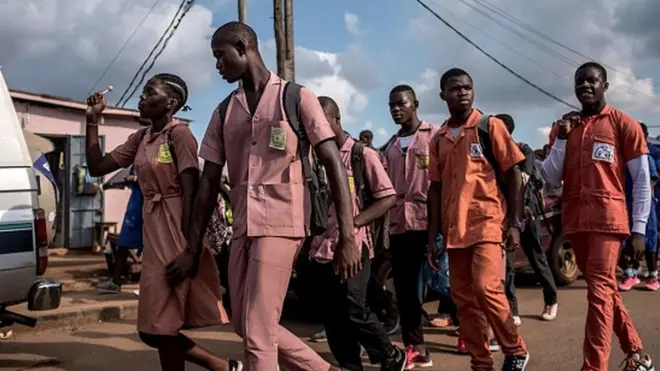 Des élèves à la sortie des cours