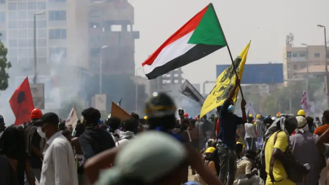 يعيش السودانيون أوضاعا اقتصادية ومعيشية صعبة للغاية