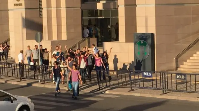 Serbest bırakılan Özgür Gündem çalışanları