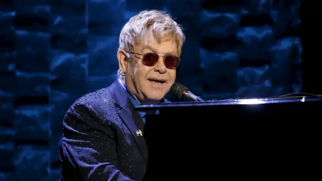 Elton John tampil dalam penggalangan dana untuk Hillary Clinton pada masa kampanye.