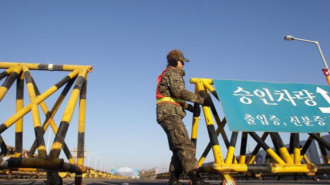 Солдат Південної Кореї встановлює барикади на дорозі, що з'єднує Південну і Північну Корею неподалік демілітаризованої зони