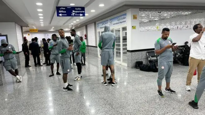 Super Eagles players as dem dey stranded for Libya airport