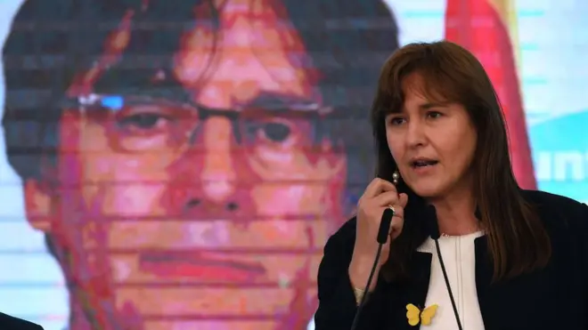 Карлес Пучдемон (на экране) возглавлял список своей партии, находясь в изгнании в Брюсселе. Кандидатом в премьеры от этой партии выступила Лаура Боррес. Других соратников Пучдемона, с которыми он провозглашал независимость в 2017-м, на время кампании выпустили из тюрьмы.