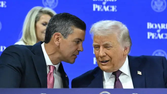 O presidente do Paraguai, Santiago Peña (esq.), conversa com seu homólogo dos Estados Unidos, Donald Trump, durante a reunião do 'Conselho de Paz' no Fórum Econômico Mundial de Davos, na Suíça, em 22 de janeiro de 2026