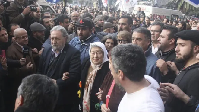 Una multitud impidió el arresto de De Bonafini.