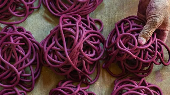 La pâte fermentée devient bientôt des bobines d'encens doux.