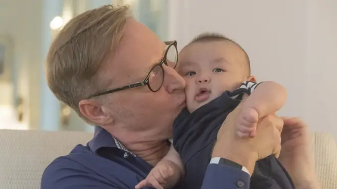 ไบรอัน เดวิดสัน เอกอัครราชทูตอังกฤษประจำประเทศไทย หอมแก้มบุตรชายคนสุดท้องในฐานะ "คุณแม่"