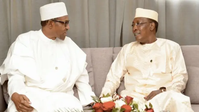 Nigerian President Muhammadu Buhari (L) and Chadian President Idriss Deby (R) meet during one Heads of State summit of di Community of Sahel-Saharan States