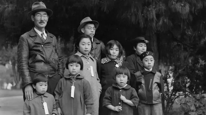 1942年，一個日裔家庭在加州等巴士前來將他們運往「集中營」