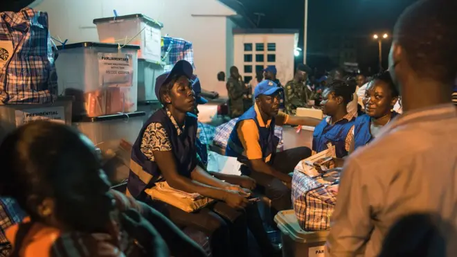 Quelques employés de la Commission Electorale après une journée de travail lors des dernières élections