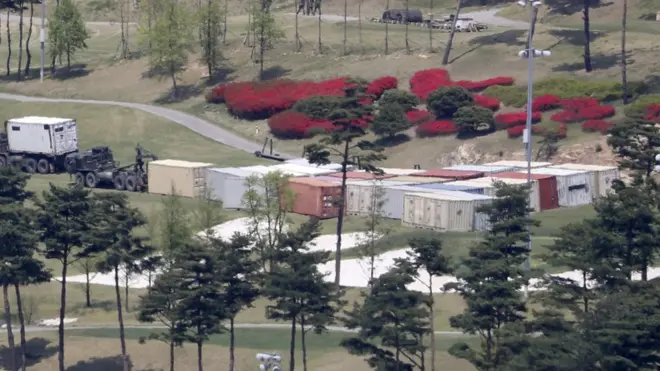 Sistem pertahanan rudal THAAD ditempatkan di lapangan golf di Seongju, Korea Selatan.