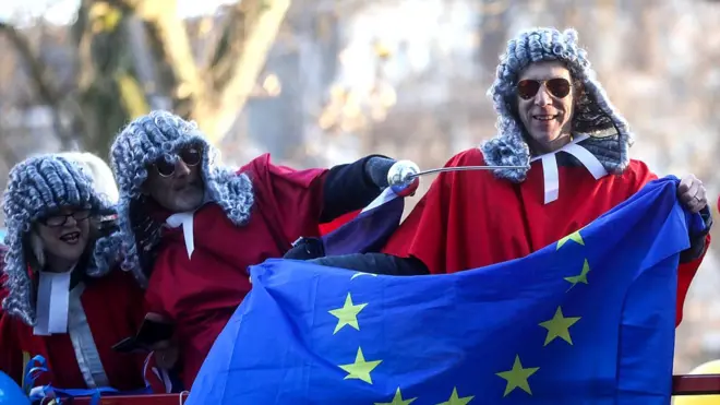 Desde temprano, partidarios a favor y en contra del Brexit se dieron cita frente a la Corte Suprema en Londres en espera del fallo histórico de los 11 jueces.
