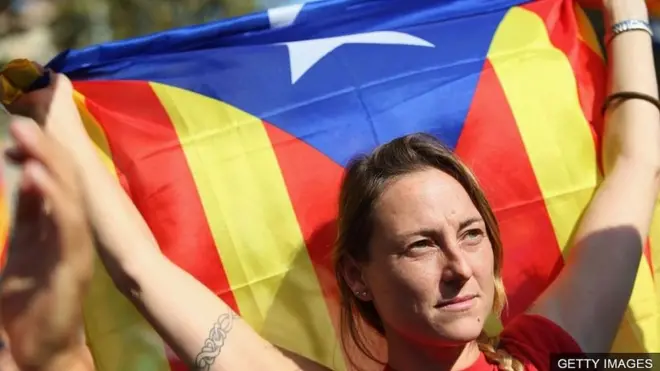 Những người phản đối đứng ngoài nghị viện Catalan khi cuộc bỏ phiếu diễn ra.