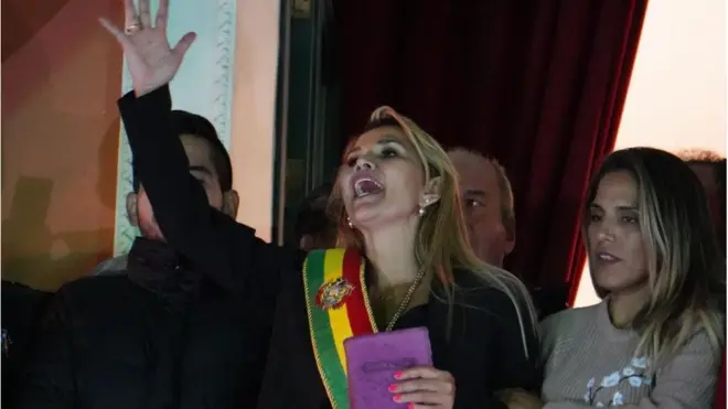 Áñez tendrá la tarea de convocar nuevas elecciones.