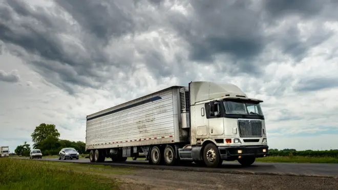 La mayoría del transporte de carga en América Latina se hace en camión. Y, al haber grandes extensiones de tierra sin presencia del Estado, asaltarlos es relativamente fácil para bandas armadas.