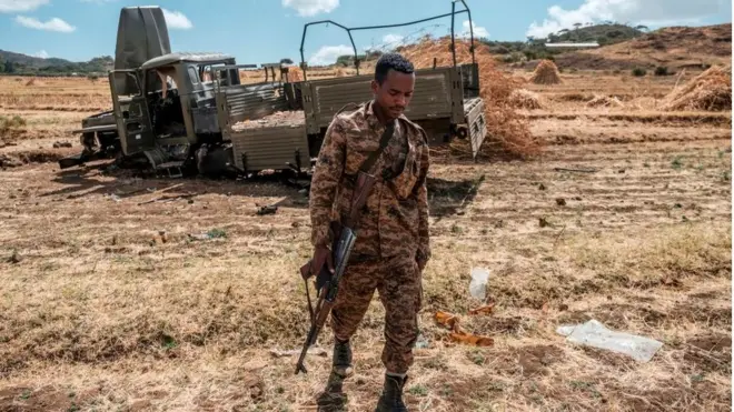 የኢትዮጵያ ወታደር በጦርነቱ ከወደመ መኪና ፊት እየሄደ