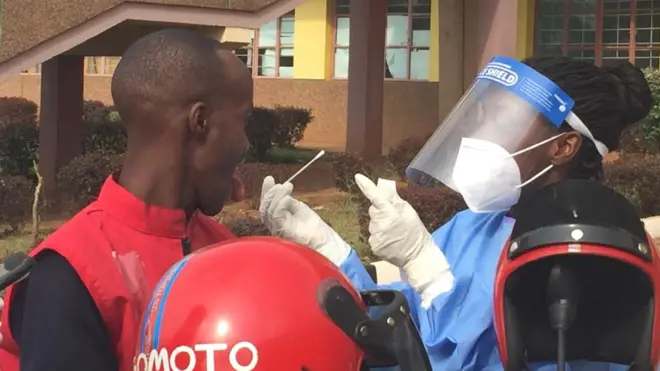 Umumotari ari gufatwa igipimo cya Covid-19 i Kigali mu Rwanda mu kwezi gushize