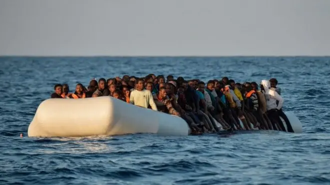 Часто мигранты пускаются в путь по Средиземному морю в переполненных надувных лодках
