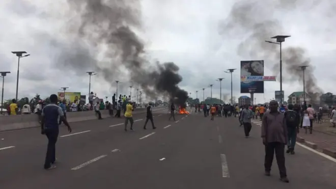 Waandamanaji wakiweka vizuizi na kuchoma moto katika barabara za Kinshasa