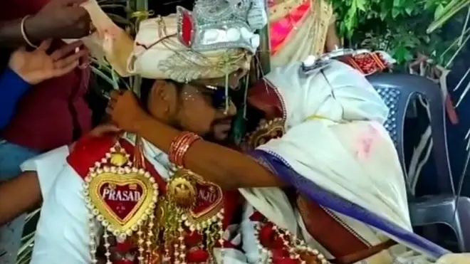 వరుడికి తాళి కడుతున్న వధువు