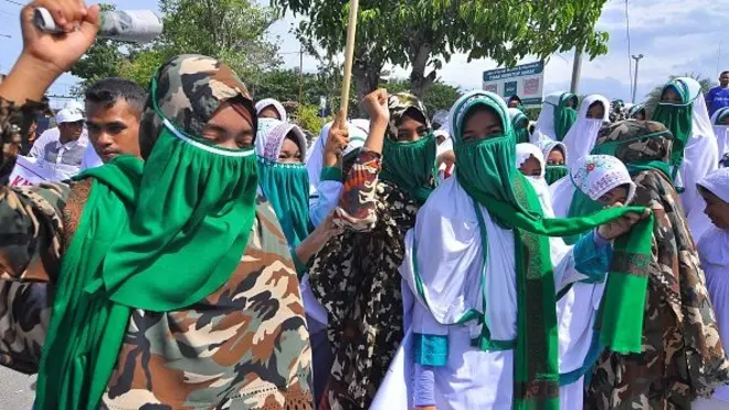Sejumlah pengunjuk rasa perempuan dari FPI Aceh turun ke jalan untuk menyuarakan kemarahan mereka atas kasus penistaan agama yang menimpa mantan gubernur DKI Jakarta Basuki Tjahaja Purnama