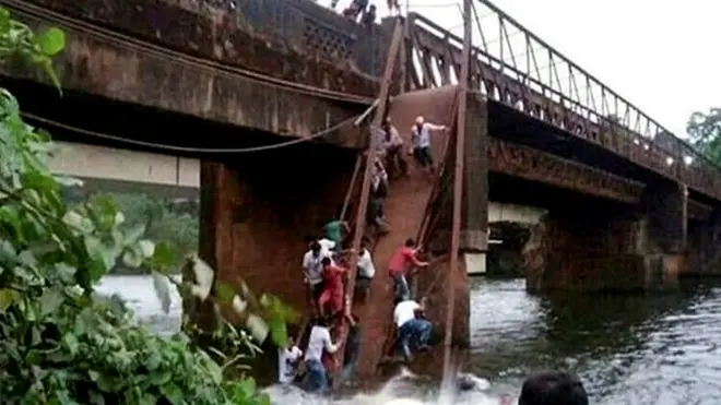 یہ پل تقریبا 60 برس پرانا ہے اور بوسیدہ حالت کی بنا پر اس کے استعمال پر پابندی بھی لگا دی گئی تھی