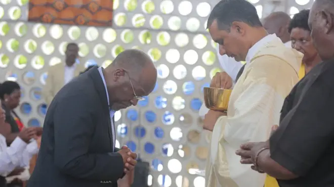 Rais Magufuli baada ya kushiriki Sakramenti Takatifu katika ibada iliyofanyika katika Kanisa la Mtakatifu Petro Parokia ya Oysterbay jijini Dar es Salaam mnamo 31 Desemba