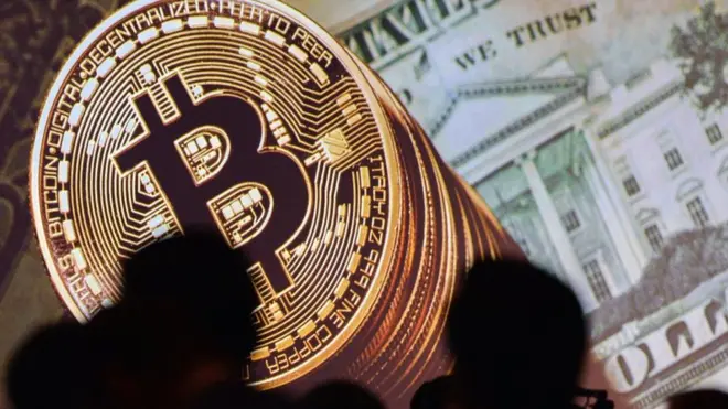 биткоины и доллары