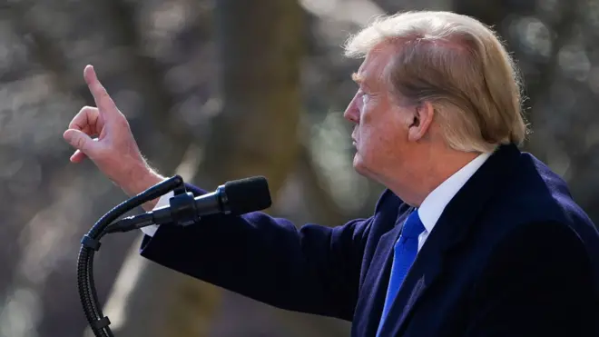 آقای ترامپ با یکی از خبرنگاران حاضر در محوطه کاخ سفید بگومگو کرد